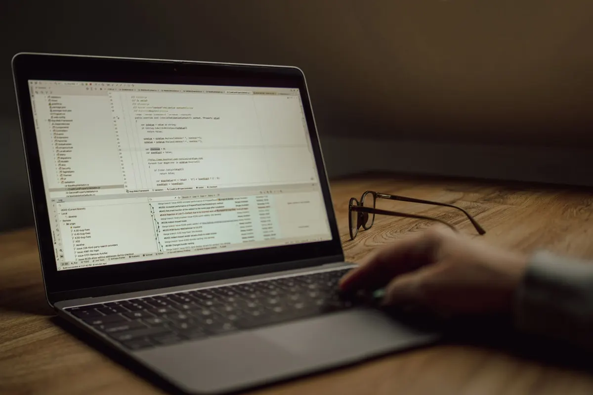 What Is Open Source Software? Explaining Licences, Contributions and Community